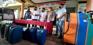 Polisi mengamankan barang bukti BBM bersubdisi yang ditimbun.