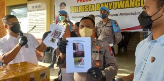 Polisi menunjukkan barang bukti foto burung dilindungi yang diperdagangkan.