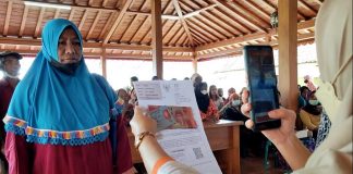 Warga Desa Kedungasri, Kecamatan Tegaldlimo, Banyuwangi mendapatkan pencairan BLT BBM, Senin (12/9/2022) siang.