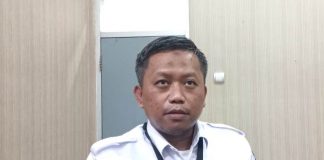 Manajer Hukum dan Humas PT.KAI Daop 9 Jember, Azhar Zaki memberikan keterangan kepada wartawan, Kamis (15/9/2022) malam.