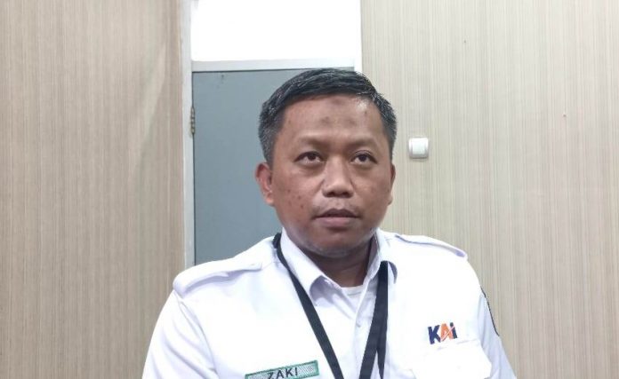 WhatsApp Image 2022-09-15 at 18.57.04 Manajer Hukum dan Humas PT.KAI Daop 9 Jember, Azhar Zaki memberikan keterangan kepada wartawan, Kamis (15/9/2022) malam.