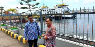 Pengurus Gapasdap mengecek aktivitas penyeberangan di Pelabuhan Ketapang, Banyuwangi, Jumat (16/9/2022) siang.