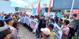 Massa dari Gapasdap Banyuwangi menggelar aksi menuntut kenaikan tarif penyeberangan, Jumat (23/9/2022).