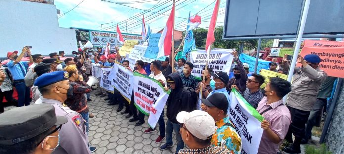 WhatsApp Image 2022-09-23 at 14.48.45 Massa dari Gapasdap Banyuwangi menggelar aksi menuntut kenaikan tarif penyeberangan, Jumat (23/9/2022).