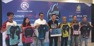 Panitia Banyuwangi Blue Fire Ijen KOM 2022 menunjukkan jersey usai konferensi pers, Jumat (24/9/2022) sore.