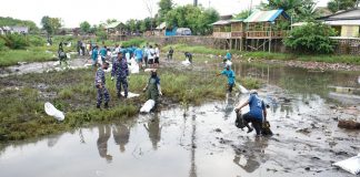 Aksi bersih-bersih sampah di sungai Kali Lo, Banyuwangi, Selasa (4/10/2022) pagi.