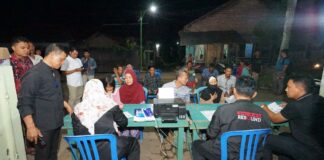 Warga terdampak banjir di Banyuwangi mendapatkan layanan adminduk, Kamis (21/10/2022) malam.
