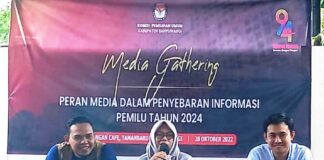 Komisioner KPUD Banyuwangi menjelaskan tahapan pemilu, Jumat (28/10/2022) siang/udi.