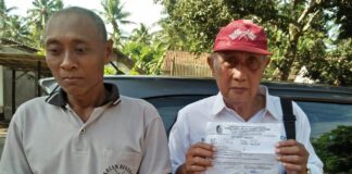 Ketua LSM Sorod Banyuwangi, H. Iphong Poniyahadi bersama warga yang dibantu pengobatan gratis/ist.