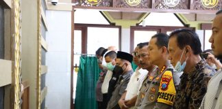 Polisi bersama supoter bola di Banyuwangi menggelar shalat ghaib tragedi Kanjuruhan, Malang.