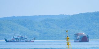 Simulasi penyelamatan kabel bawah laut di Selat Bali, Kamis (13/10/2022) siang.