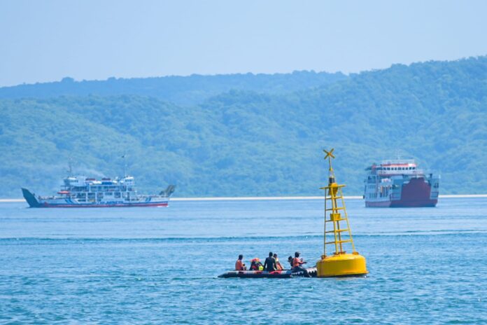 WhatsApp Image 2022-10-13 at 16.08.49 Simulasi penyelamatan kabel bawah laut di Selat Bali, Kamis (13/10/2022) siang.