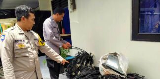 Polisi menunjukkan barang bukti kabel listrik curian, Jumat (21/10/2022) siang.