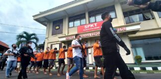 Polisi menggiring para pelaku pencurian dengan pemberatan dan kekerasan di Polresta Banyuwangi.