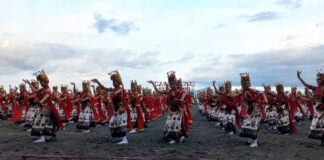 Seribu lebih penari tampil dalam even Gandrung Sewu di Pantai Boom, Banyuwangi, Sabtu (29/10/2022) sore/udi.