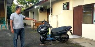 Polisi menunjukkan motor pelaku jambret di Banyuwangi yang berhasil dilumpuhkan korban.