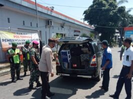 Polisi bersama TNI memeriksa penumpang di Pelabuhan Ketapang, Banyuwangi, Senin (31/10/2022).