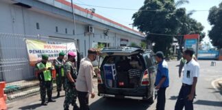 Polisi bersama TNI memeriksa penumpang di Pelabuhan Ketapang, Banyuwangi, Senin (31/10/2022).