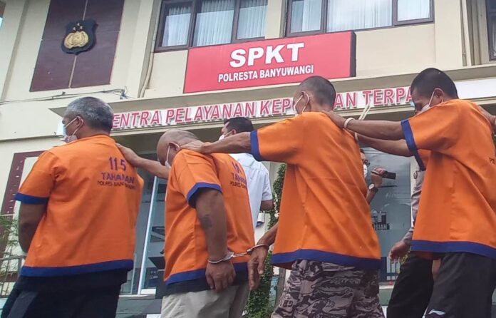 perampok Empat pelaku perampokan pasutri di Giri, Banyuwangi diamankan di Polresta Banyuwangi, Rabu (26/10/2022) sore.