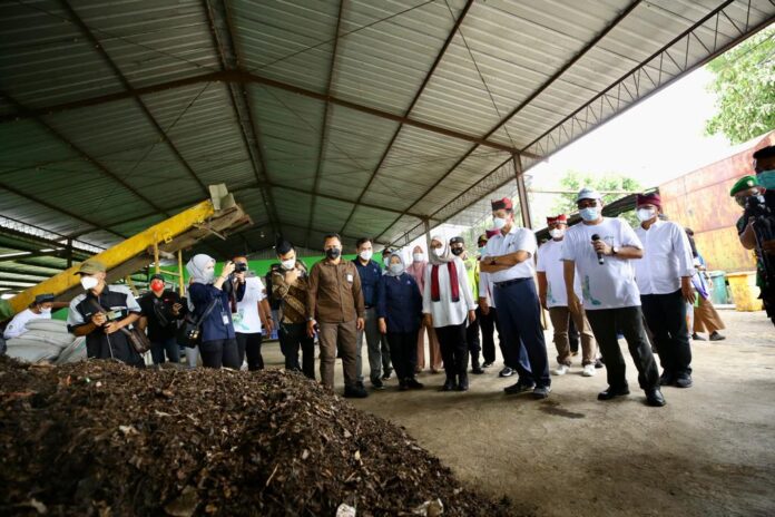 Pengolahan sampah terpadu di Desa Tembokrejo, Muncar, Banyuwangi.