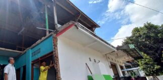 Warga terdampak pelebaran stasiun Banyuwangi Kota mulai membongkar bangunannya, Selasa (25/10/2022) siang.