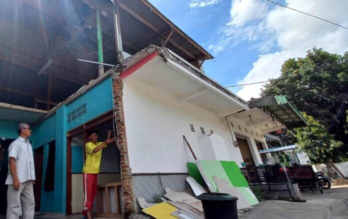 stasiun Warga terdampak pelebaran stasiun Banyuwangi Kota mulai membongkar bangunannya, Selasa (25/10/2022) siang.