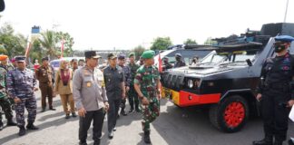 Pangdam V/Brawijaya dan Kapolda Jatim bersama Wagub Jatim mengecek kesiapan pasukan pengamanan KTT-G20 di Pelabuhan Tanjungwangi, Banyuwangi, Senin (7/11/2022) siang/udi