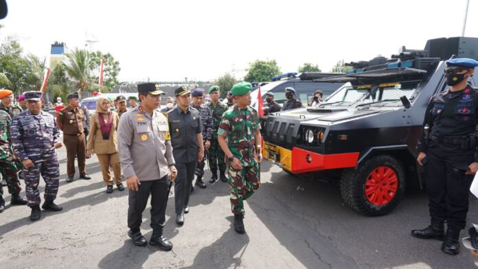 IMG_20221107_135818_544 Pangdam V/Brawijaya dan Kapolda Jatim bersama Wagub Jatim mengecek kesiapan pasukan pengamanan KTT-G20 di Pelabuhan Tanjungwangi, Banyuwangi, Senin (7/11/2022) siang/udi