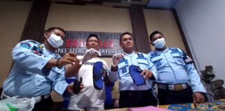 Kalapas Banyuwangi Wahyu Indarto bersama polisi menunjukkan sabu yang diselundupkan dalam sandal jepit, Kamis (3/11/2022) siang/udi.