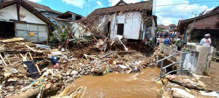WhatsApp Image 2022-11-04 at 19.47.50 Jembatan rusak parah diterjang banjir di Desa Kalibaru Wetan, Kecamatan Kalibaru, Banyuwangi, Jumat (4/11/2022) siang/udi