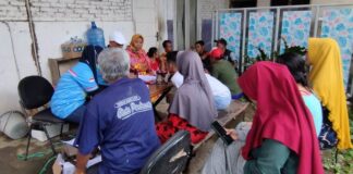 Warga terdampak banjir di Desa Kalibaru Wetan, Kecamatan Kalibaru, Banyuwangi mendapatkan layana adminduk, Senin (7/11/2022) siang/udi