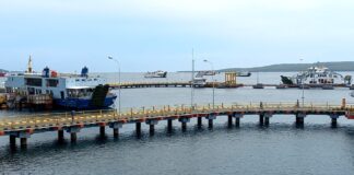 Aktivitas kapal di Pelabuhan Ketapang, Banyuwangi, Selasa (8/11/2022) siang.