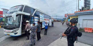 Personel bersenjata mengawasi pemeriksaan penumpang di Pelabuhan Ketapang, Banyuwangi, Rabu (9/11/2022) siang/udi.