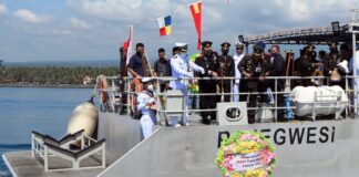 Jajaran TNI AL bersama Forkopimda menggelar tabur bunga di Selat Bali, Kamis (10/11/2022) pagi.