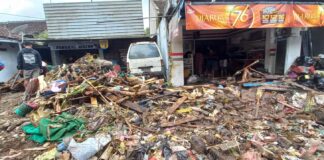 Sejumlah rumah di Desa Kalibaru Wetan, Kecamatan Kalibaru, Banyuwangi, rusak diterjang banjir bandang, Kamis (3/11/2022) lalu.