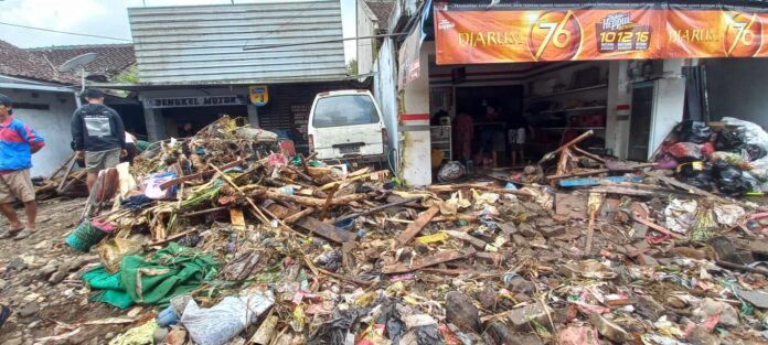 WhatsApp Image 2022-11-10 at 15.18.54 Sejumlah rumah di Desa Kalibaru Wetan, Kecamatan Kalibaru, Banyuwangi, rusak diterjang banjir bandang, Kamis (3/11/2022) lalu.