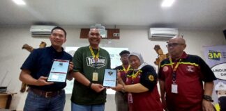 Jajaran petinggi PT BSI memberikan aplikasi tes online untuk ajang IFRC di tambang emas Tumpangpitu, Banyuwangi, Minggu (13/11/2022) sore/udi
