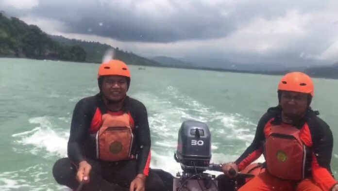 Proses pencarian korban hilang di laut Sarongan, Banyuwangi, Minggu (13/11/2022) sore.