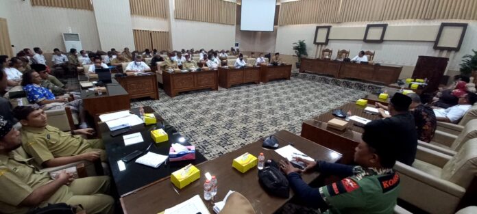 WhatsApp Image 2022-11-14 at 14.48.37 DPRD Banyuwangi menggelar rapat dengar pendapat terkait banjir bandang di Kalibaru Wetan, Kecamatan Kalibaru, Senin (14/11/2022) siang/udi