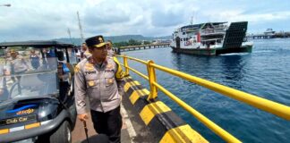 Kapolda Jatim, Irjel Pol Toni Harmanto meninjau pengamanan di Pelabuhan Ketapang, Banyuwangi, Selasa (15/11/2022) siang/udi.