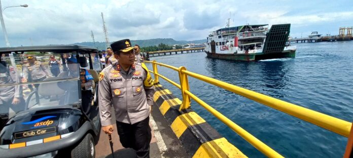 WhatsApp Image 2022-11-15 at 15.04.25 Kapolda Jatim, Irjel Pol Toni Harmanto meninjau pengamanan di Pelabuhan Ketapang, Banyuwangi, Selasa (15/11/2022) siang/udi.