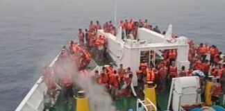 Situasi penumpang KMP Mutiara Timur 1 yang terbakar.