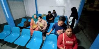 Keluarga penumpang KMP Mutiara Timur mendatangi Pelabuhan Tanjungwangi, Banyuwangi/udi