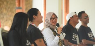 Bupati Banyuwangi Ipuk Fiestiandani bersama Danny Caknan dan Melanie Subono memberi keterangan pers, Sabtu (19/11/2022) siang/udi