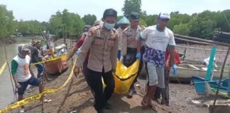 Polisi dibantu warga mengevakuasi mayat nelayan yang ditemukan tewas, Senin (21/11/2022) pagi/udi.