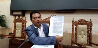Wakil Ketua DPRD Banyuwangi, Ruliyono menunjukkan rekomendasi penolakan tanaman tebu di perkebunan, Senin (21/11/2022) siang/udi