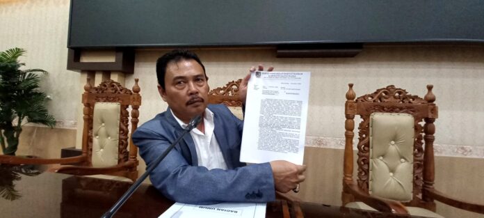 WhatsApp Image 2022-11-21 at 14.18.46 Wakil Ketua DPRD Banyuwangi, Ruliyono menunjukkan rekomendasi penolakan tanaman tebu di perkebunan, Senin (21/11/2022) siang/udi