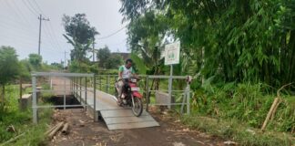 Warga Kalibaru, Banyuwangi melintasi jembatan darurat pascabanjir bandang, Rabu (23/11/2022)/UDI.