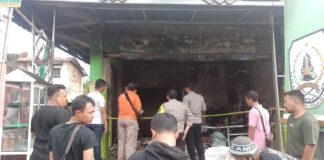 Polisi melakukan olah TKP toko sembako yang terbakar di Banyuwangi, Jumat (25/11/2022) pagi/udi.