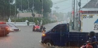 Banjir menggenangi ruas jalan di kota di Banyuwangi, Senin (28/11/2022) sore.
